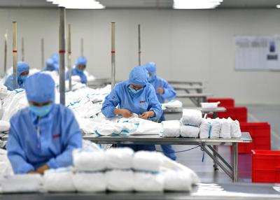 河南長(zhǎng)垣:出口防疫物資生產(chǎn)忙